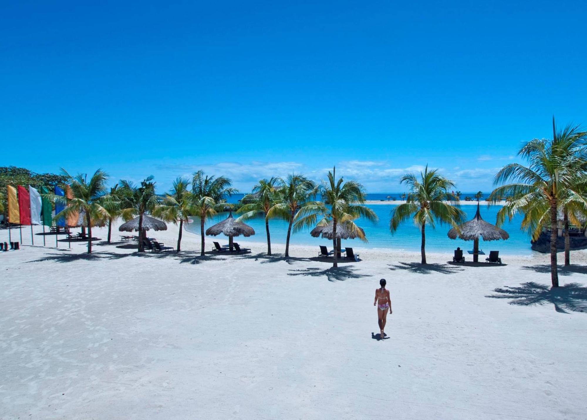 White sand beach and turquoise water in Mactan, Cebu